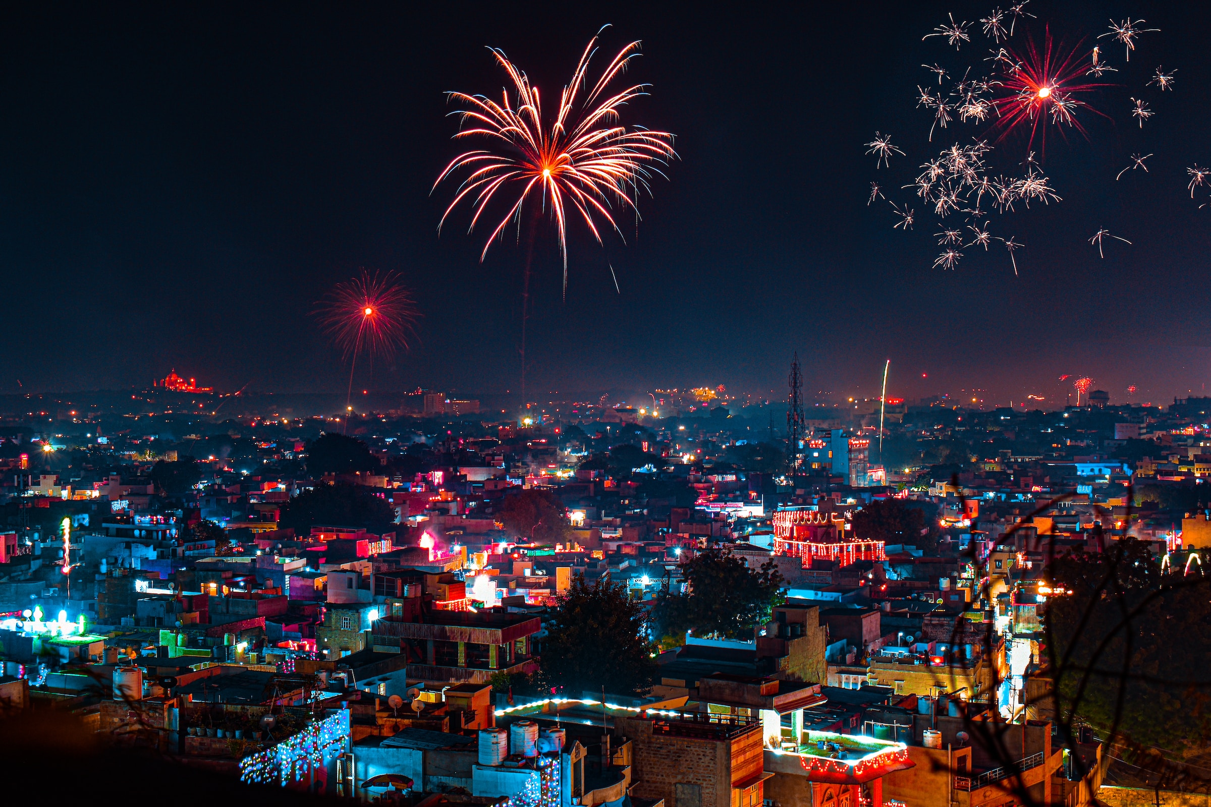 Visual of firecrackers in the backdrop of Indian City © Anirudh/Unsplash